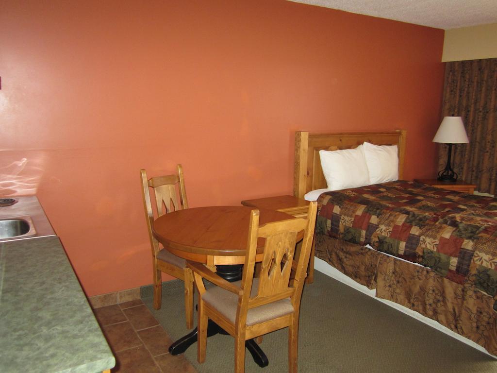 The Pine Inn Chetwynd Chambre photo