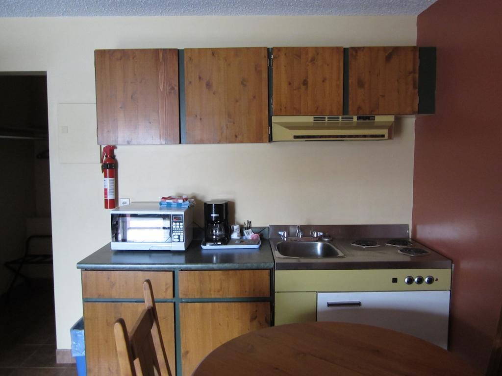 The Pine Inn Chetwynd Chambre photo