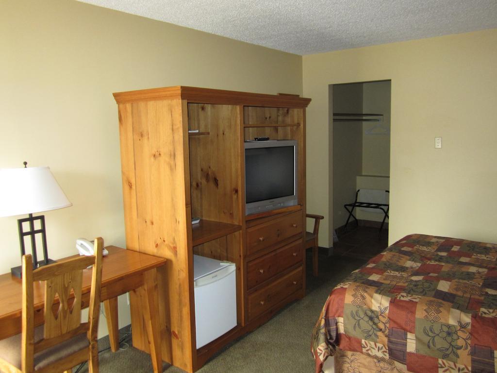 The Pine Inn Chetwynd Chambre photo