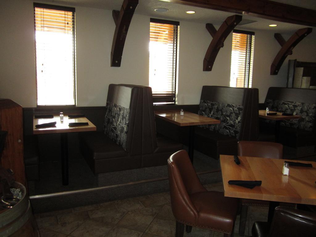 The Pine Inn Chetwynd Extérieur photo