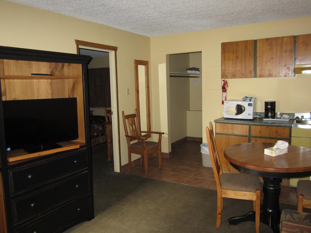 The Pine Inn Chetwynd Chambre photo