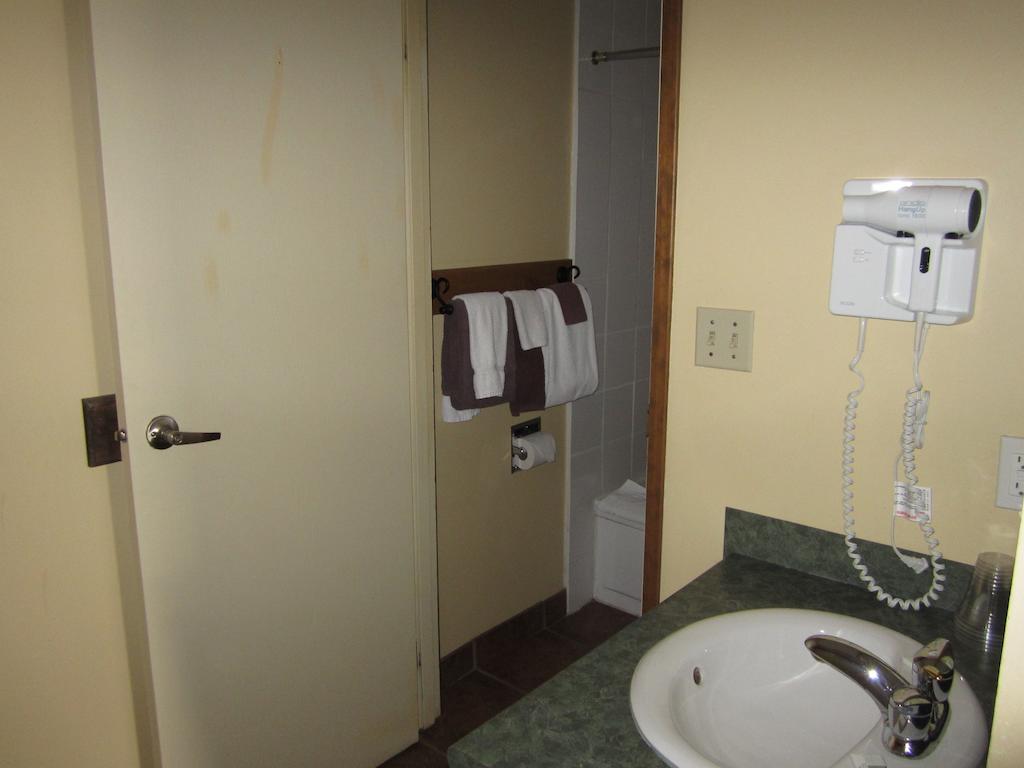 The Pine Inn Chetwynd Chambre photo