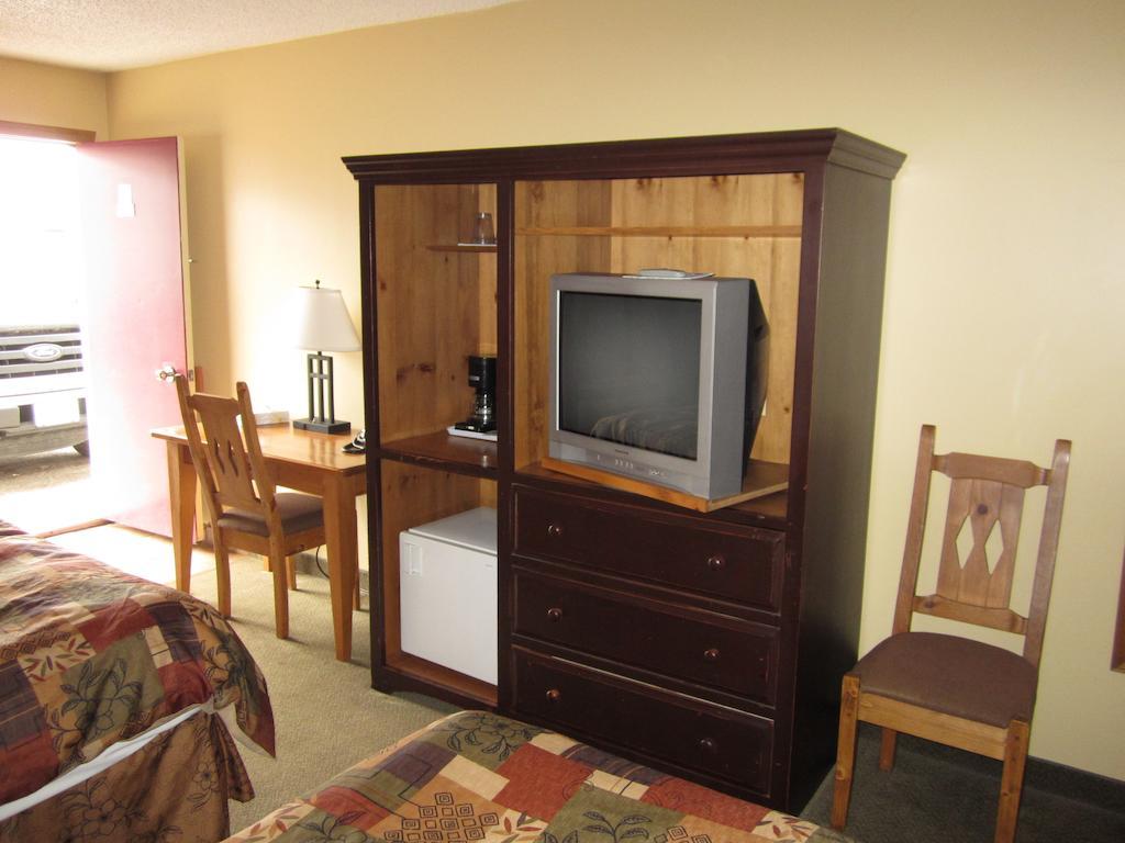 The Pine Inn Chetwynd Chambre photo